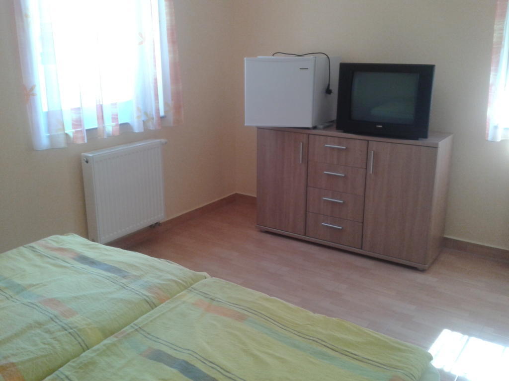 Hatarmenti Vendeghaz Zsira Cameră foto